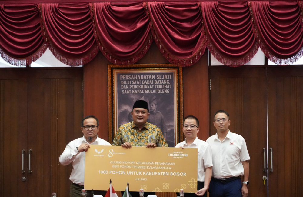 Wuling pun turut memberikan 1.000 bibit pohon trembesi di Kabupaten Bogor 1000x650