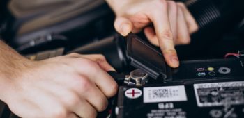 Image Cara Merawat Aki Wuling Alvez agar Awet dan Efisien