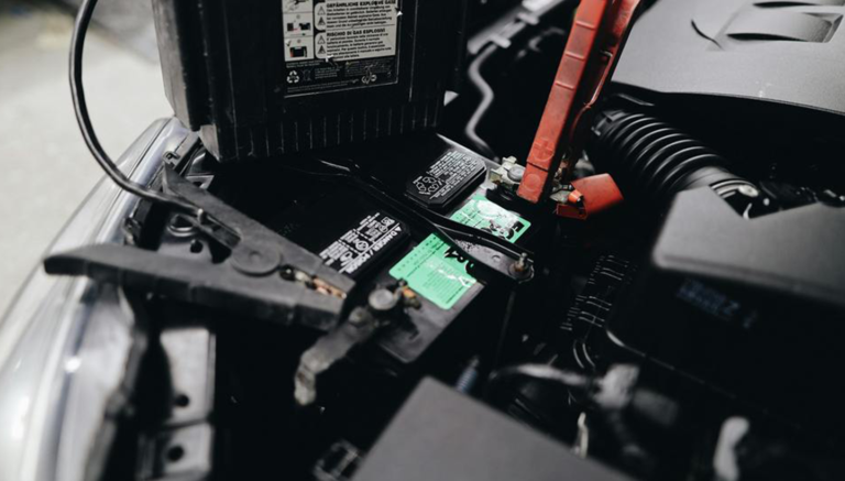 Image Jangan Asal Tambah! Ini Cara Mengisi Air Aki Mobil yang Tepat