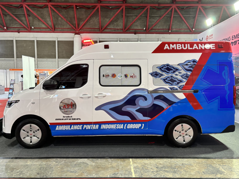 Tampilan eksterior Wuling Mitra EV Ambulans Go Green telah dilengkapi dengan lightbar dan sirene serta desain bodi yang mempermudah akses keluar masuk pasien 1000x750