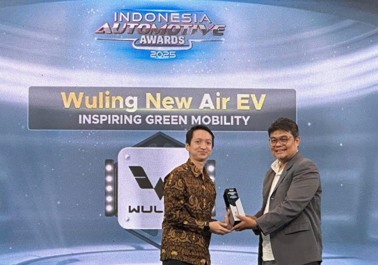 Image Wuling New Air ev Wins Inspiring Green Mobility Award at the 2025 Indonesia Automotive Awardsr