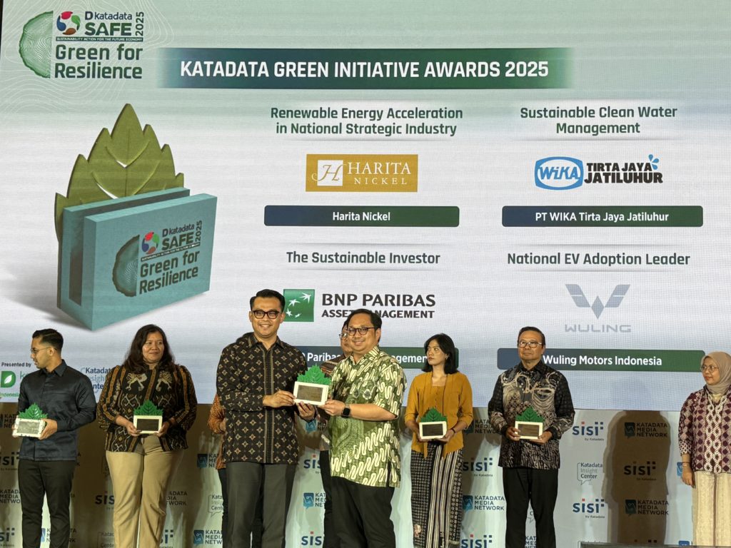 Image Wuling Air ev Awarded as the National EV Adoption Leader at Katadata SAFE 2025r