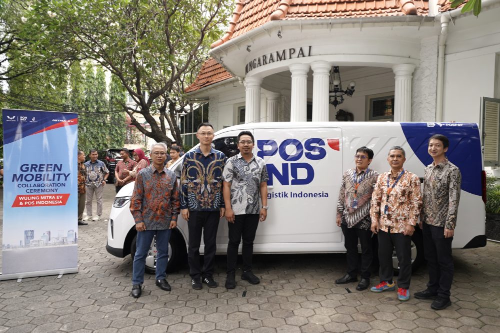 Kolaborasi ini ditandai oleh seremoni simbolis penyerahan Wuling Mitra EV Blind Van yang dilakukan pada hari ini bertempat di Restoran Bunga Rampai Jakarta Pusat 1000x667