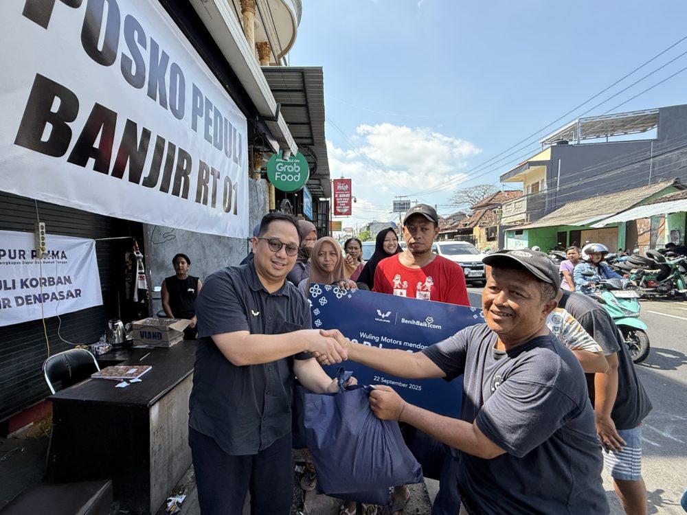 Wuling menyalurkan sebanyak 200 paket sembako yang didistribusikan kepada warga di dua wilayah terdampak banjir yaitu Kampung Jawa dan Sanur 1000x750