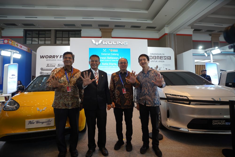 Government Visit di Booth Wuling GIIAS Bandung 2025 1000x667