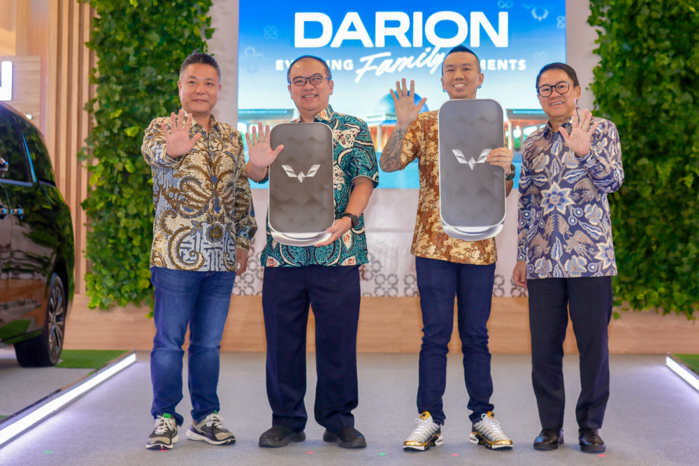 Dalam acara peluncuran Wuling Darion di Medan ini turut hadir perwakilan konsumen yang melakukan seremoni serah terima secara simbolis 1000x667