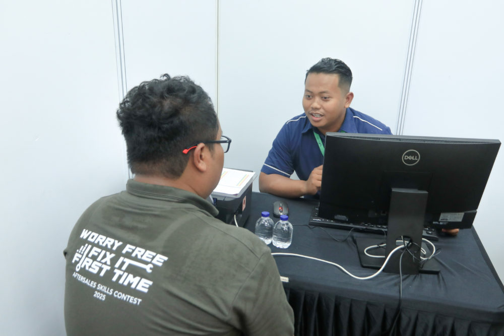 Dalam babak final para finalis Aftersales Skill Contest 2025 diuji melalui simulasi kerja nyata dan role play salah satunya adalah wawancara layanan pelanggan 1000x667
