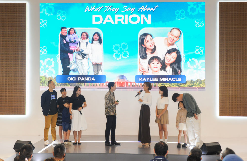 Dalam momen ini Wuling turut mengundang dua keluarga untuk membagikan pengalaman berkendara bersama Darion 1000x650