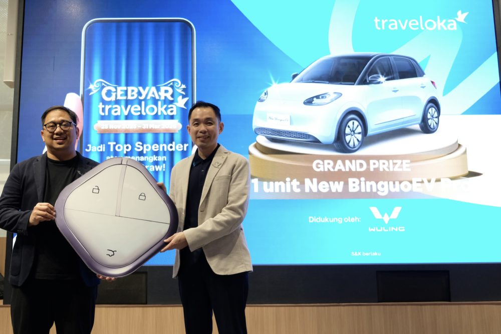 Foto bersama perwakilan Wuling Motors dan perwakilan Traveloka 1000x667