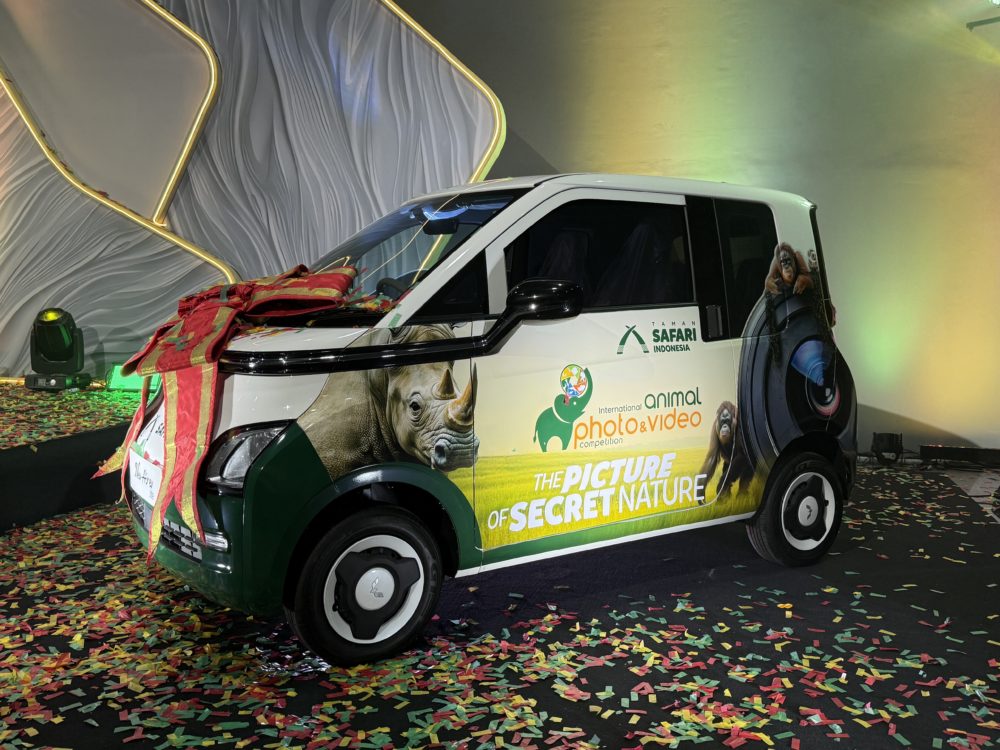 Hadiah utama dari IAPVC 2025 merupakan Wuling New Air ev Lite Standard Range berkelir putih yang telah diberikan sentuhan livery khusus kompetisi ini 1000x750