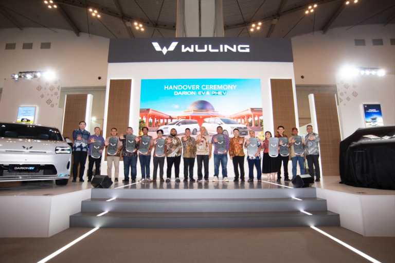 Image Wuling Gelar Seremoni Penyerahan Unit Darion Ke Konsumen di Permata Bank GJAW 2025r