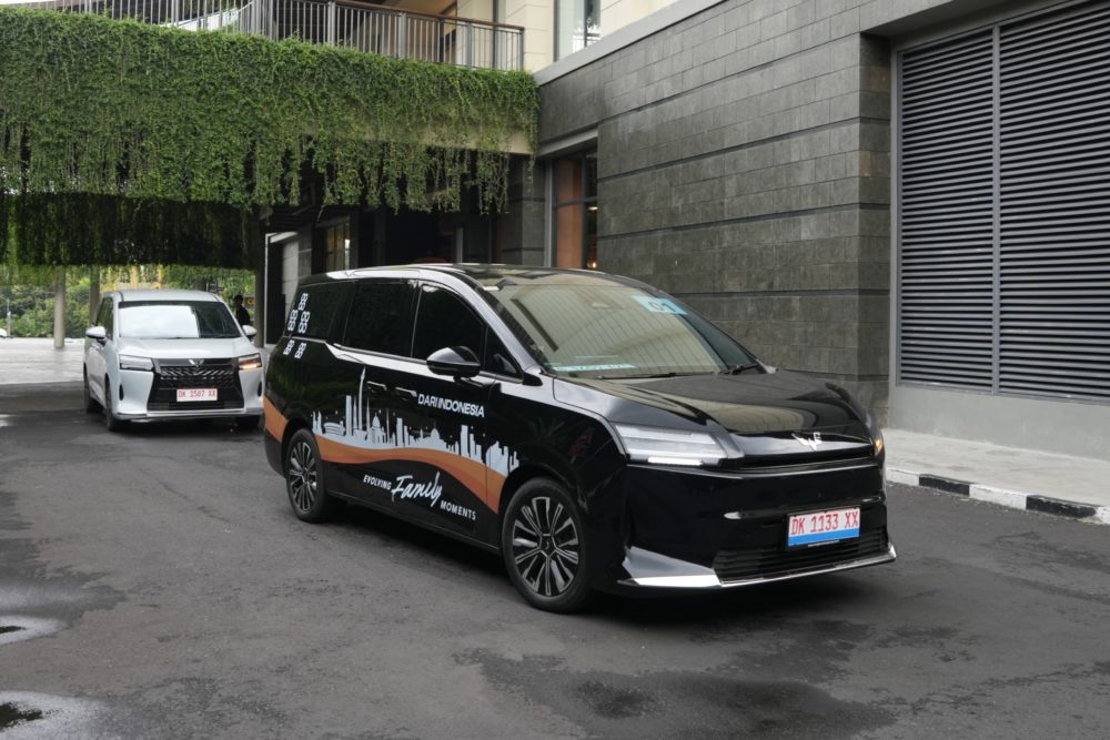 Konsumen dapat mencoba langsung Wuling Darion EV dan PHEV di Living World Denpasar hingga 16 November 2025 1000x667