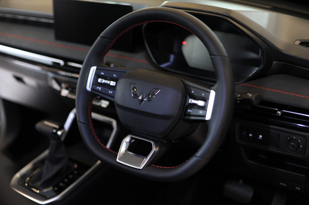 New Alvez tetap menawarkan suasana kabin yang elegan dan premium penggunaan soft touch dashboard lingkar kemudi berbalut kulit serta aksen jahitan merah menambah kesan berkelas pada ruang kabin 1000x665