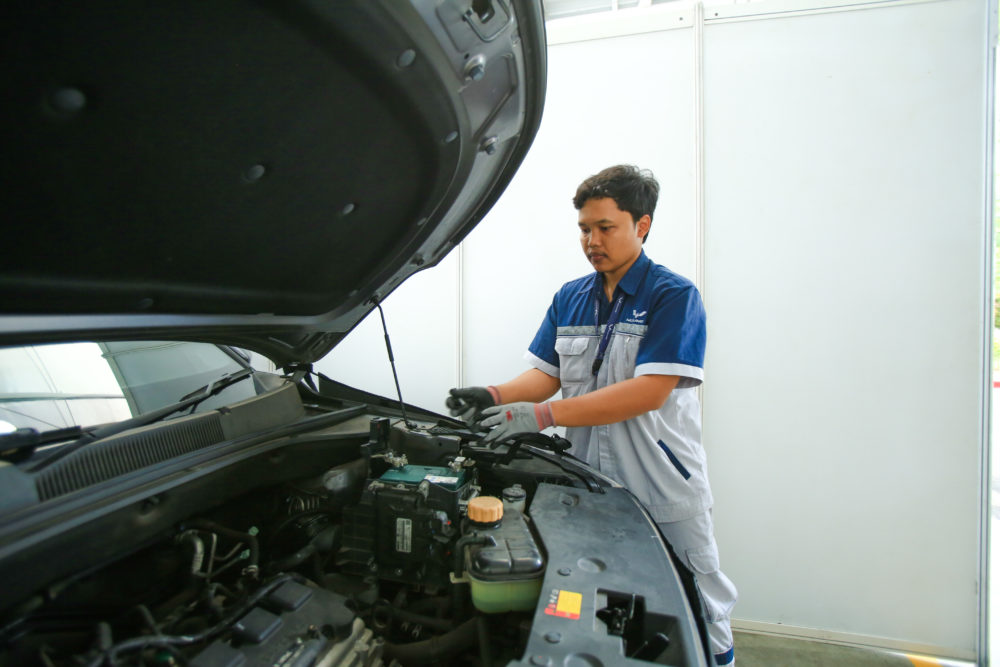 Para finalis Aftersales Skill Contest juga diuji perihal teknis kendaraan ICE bagi para teknisi. 1000x667