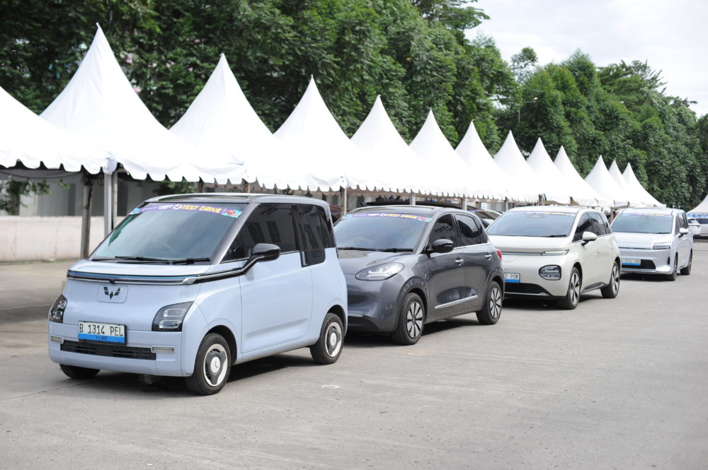 Pengunjung dapat mencoba langsung unit test drive yang tersedia yaitu Darion EV Darion PHEV New Air ev New BinguoEV New Cloud EV sampai dengan New Alvez untuk merasakan performa produk Wuling 1000x665