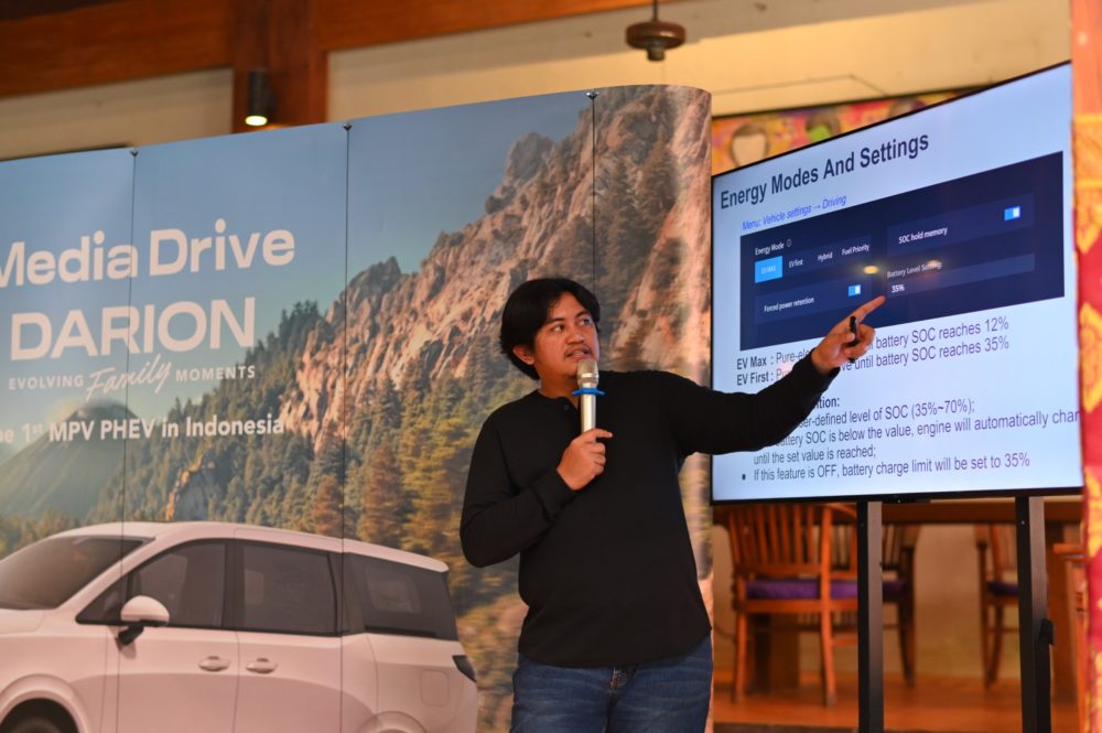 Ragam pengaturan pada Darion PHEV dirancang untuk menghadirkan fleksibilitas yang luas bagi pengemudi baik saat membutuhkan efisiensi maksimal maupun performa yang lebih responsif 1000x665