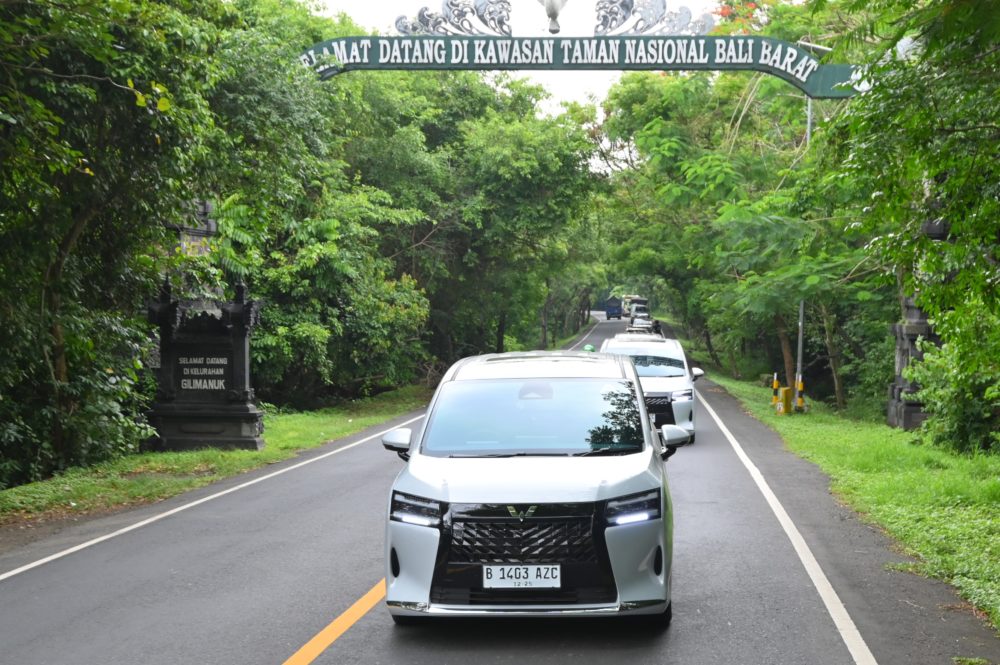 Sebanyak 7 unit Darion PHEV terus melaju menuju daerah Tuban 1000x665