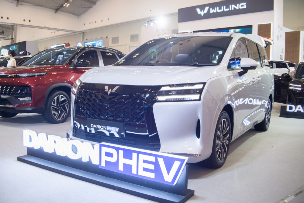 Selain varian EV Darion tersedia juga dalam pilihan PHEV yang membuatnya menyandang predikat sebagai MPV PHEV pertama di Indonesia 1000x666