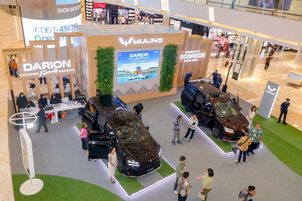 Wuling Darion tersedia dalam empat varian yaitu EV CE EV EX PHEV CE dan PHEV EX dengan pilihan warna Haze Grey Frosty White Starry Black dan Orchid Purple 1000x667