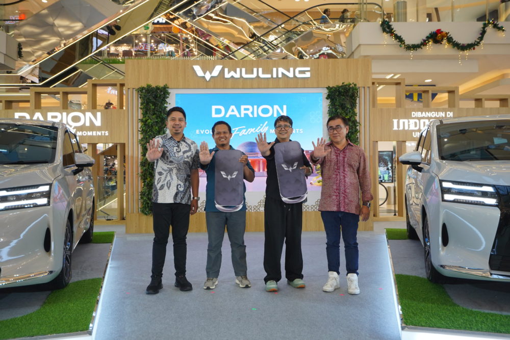 Dalam acara peluncuran Wuling Darion di Semarang ini turut hadir perwakilan konsumen yang melakukan seremoni serah terima secara simbolis 1000x667