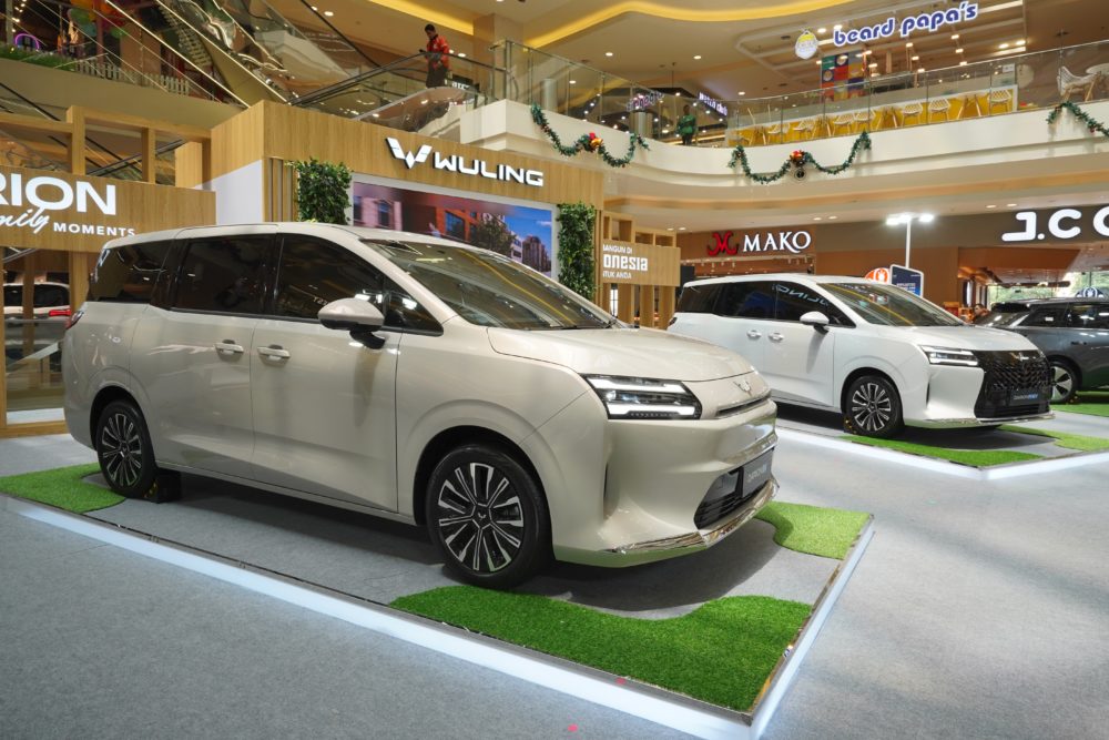 Masyarakat dapat melihat langsung Wuling Darion EV dan PHEV hingga 7 Desember 2025 di Pollux Mall Paragon Semarang 1000x667
