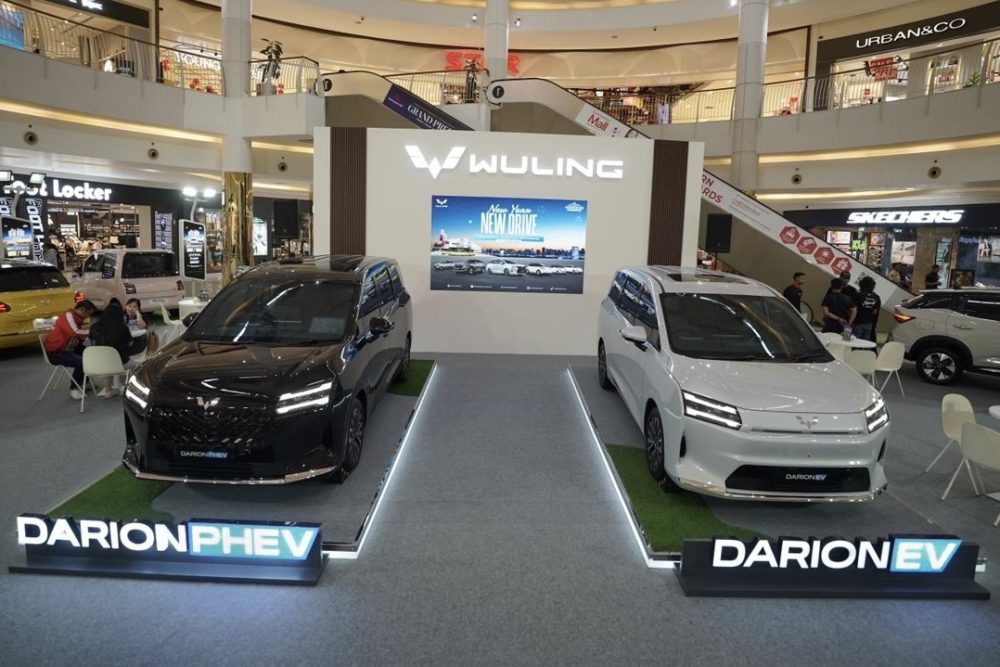 Pengunjung dapat melihat secara langsung Wuling Darion varian EV dan PHEV selama pameran berlangsung 1000x667