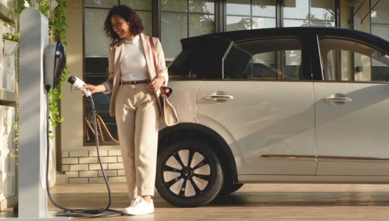 Image Isi Ulang Baterai Mobil dengan Fast Charging, Kapan Waktu yang Tepat?r