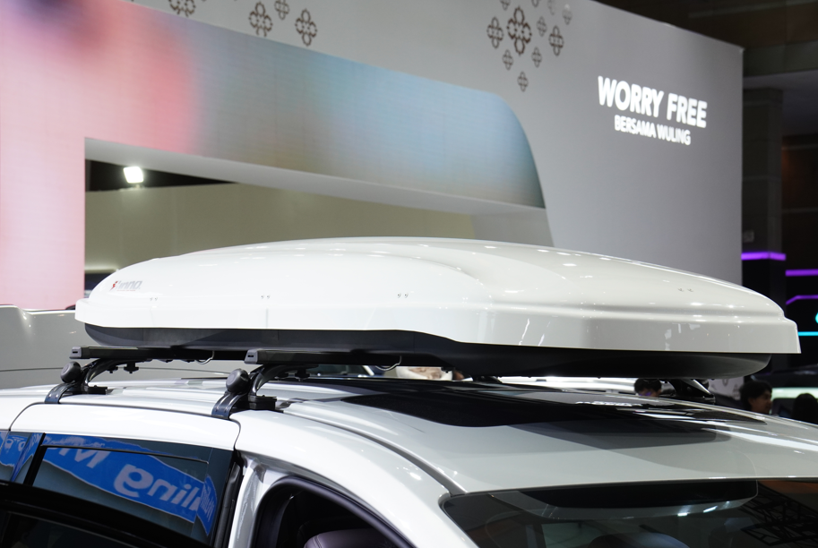 Dalam rangka menunjang fungsionalitas MPV ini turut dilengkapi dengan roof box INNO BRQ 55 asal Jepang dengan desain yang bersih dan proporsional sekaligus mampu menambah kapasitas penyimpanan