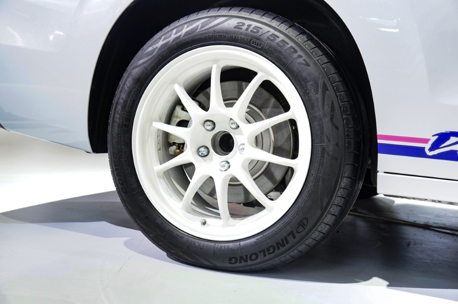 Pada sektor kaki kaki Wuling Darion ini menggunakan velg Enkei ES Tarmac berdiameter 17 inci dengan lebar 8 inci.