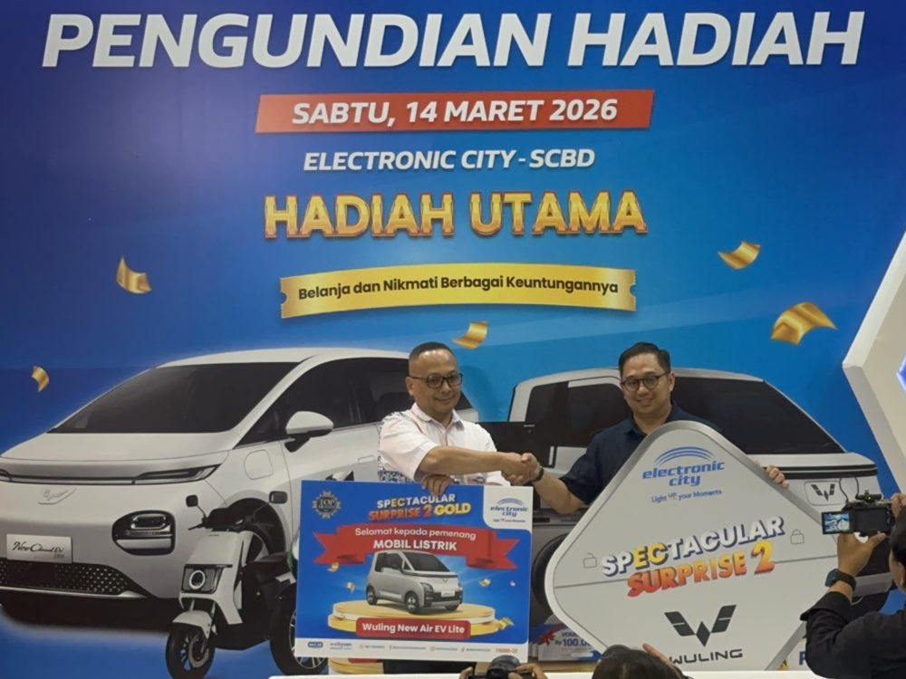 Iis Turniasih berhasil mendapatkan hadiah utama New Air ev Lite berdasarkan hasil pengundian yang berlangsung di Electronic City SCBD 1000x750