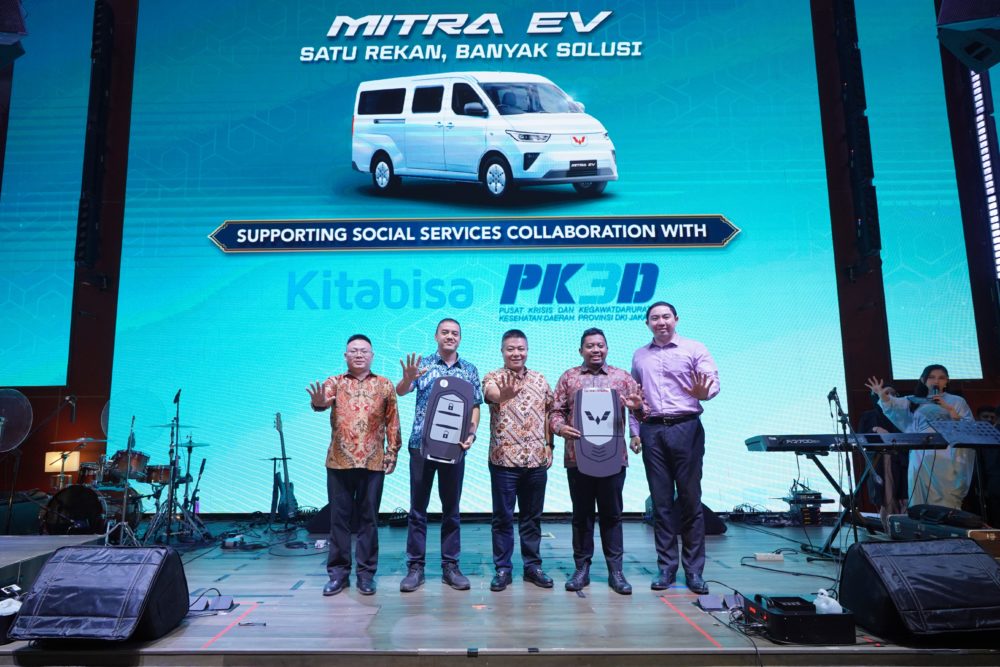 Wuling Mendonasikan Dua Unit Mitra EV Minibus Untuk Mendukung Layanan Sosial 1000x667