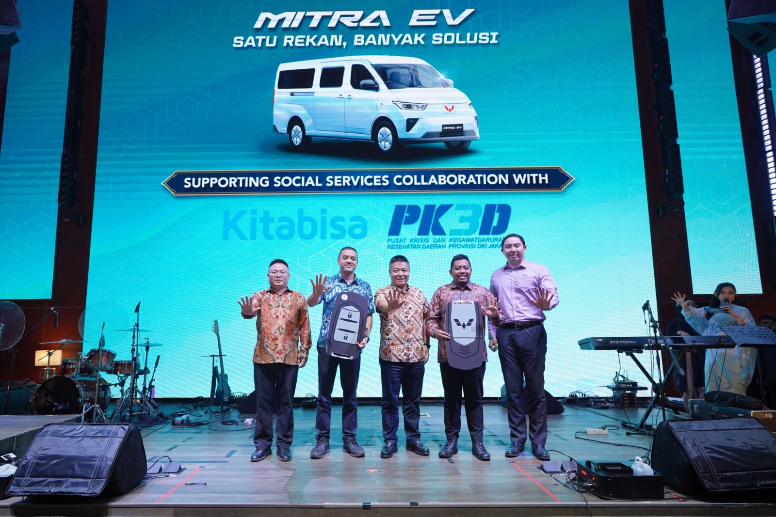 Image Wuling Donates Two Mitra EV Minibus Units to Support Social Services