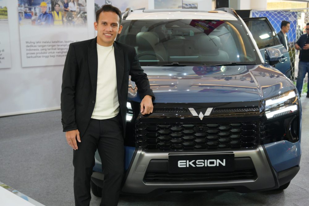 Egy Maulana Vikri memilih Wuling Eksion Plug in Hybrid untuk penggunaan perjalanan jauh bersama keluarga 1000x666