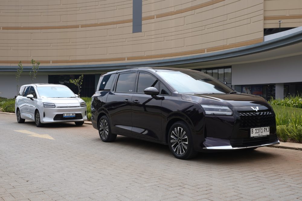 Pengunjung dapat mencoba secara langsung beragam lini dari Wuling Motors yang telah disediakan.JPG 1000x667