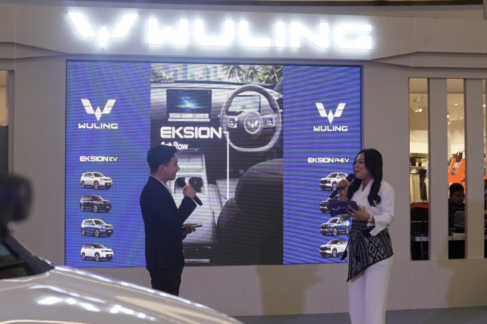 Wuling Eksion menghadirkan interior 7 seater yang luas dengan kombinasi warna walnut brown dan carbon black 1000x667