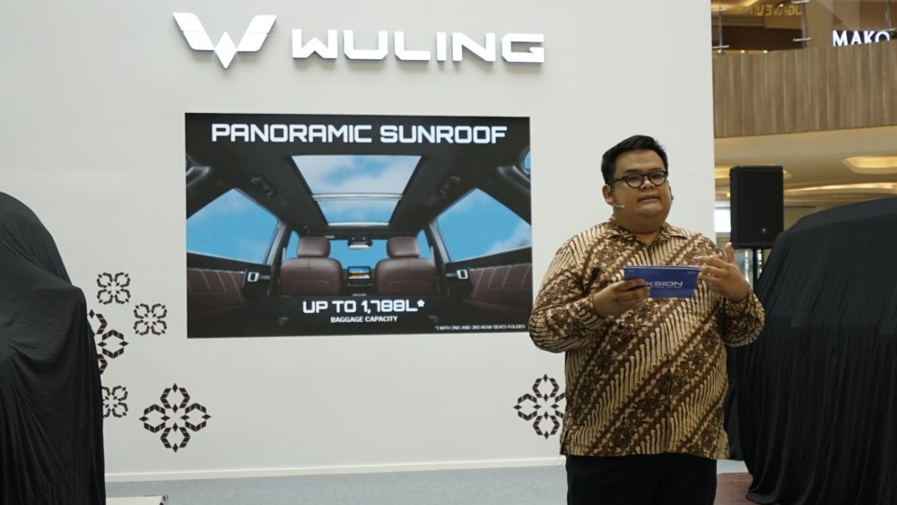 Wuling Eksion sudah dilengkapi dengan panoramic sunroof yang memberikan kesan kabin lebih lapang 1000x563