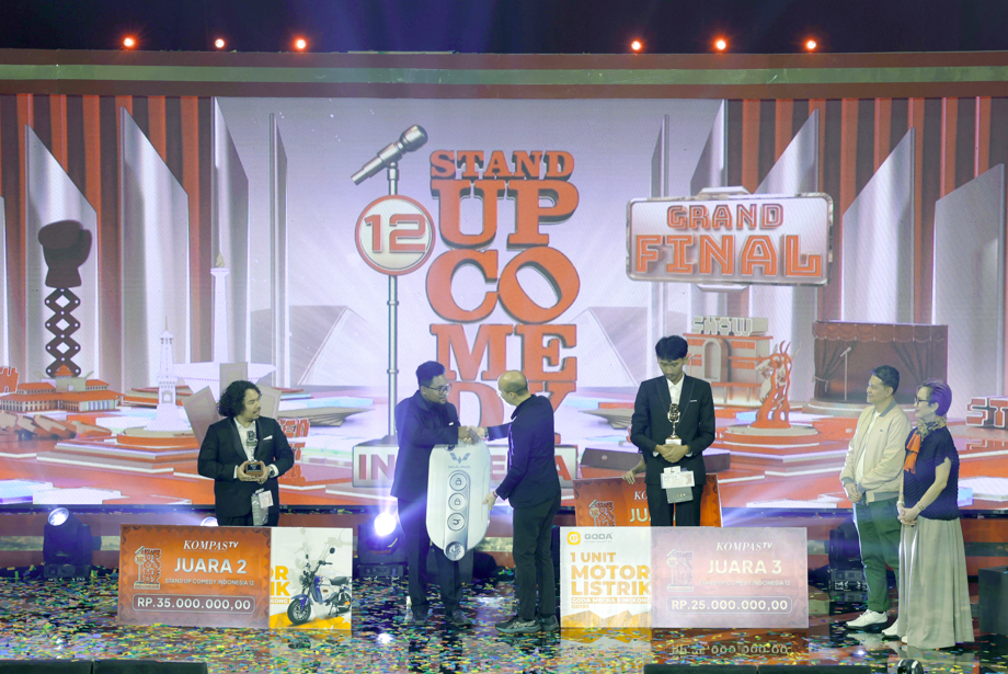 Gelar juara pertama Stand Up Comedy Indonesia Season 12 berhasil diraih oleh Chairul Mukmin