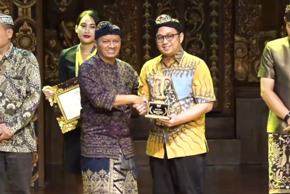 Penghargaan ini diraih atas inovasi dalam pengembangan teknologi serta pengembangan ekosistem elektrifikasi kendaraan yang dilakukan Wuling di Tanah Air termasuk juga di provinsi Bali 1000x667
