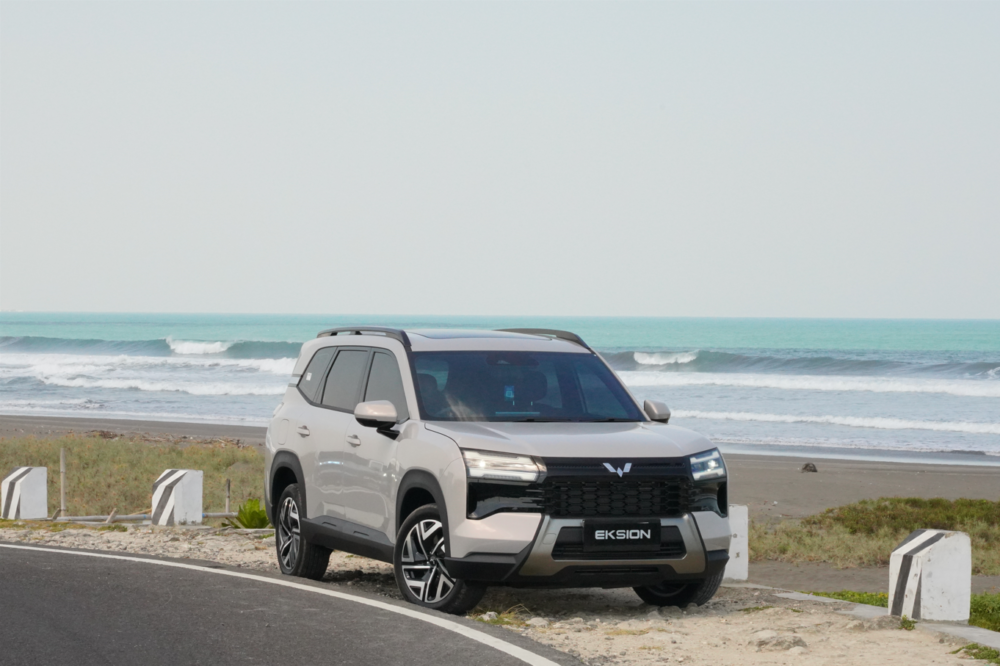 Rekan Media mendapat kesempatan merasakan teknologi Plug in Hybrid pada Wuling Eksion 1000x666