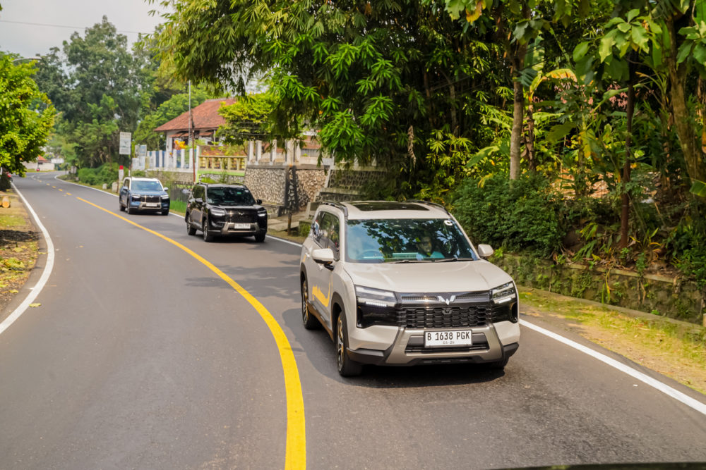 Sepanjang perjalanan sejauh 627 kilometer peserta melewati berbagai karakter jalan mulai dari jalan tol kawasan perkotaan hingga jalur pegunungan yang menghadirkan kondisi elevasi dan tikungan yang 1000x667