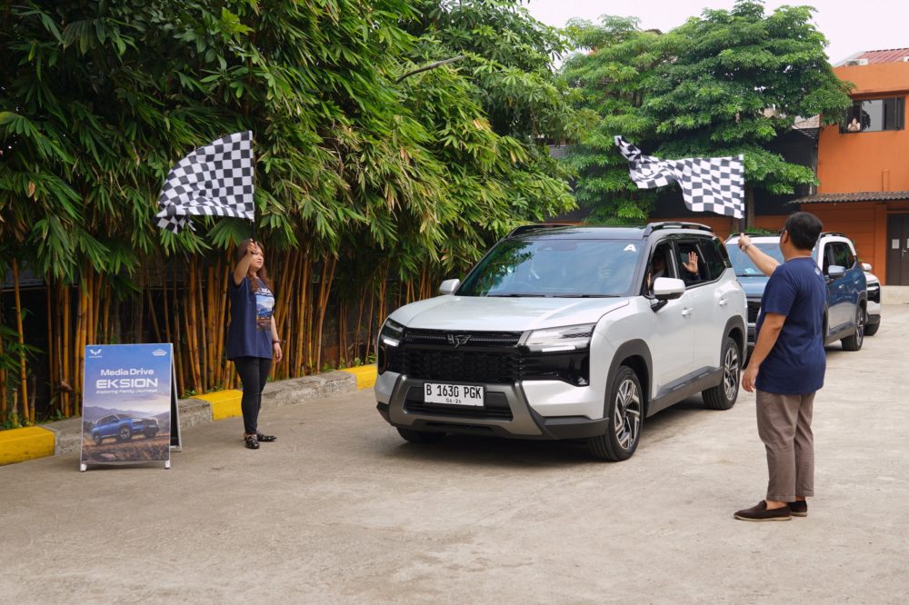 Tercatat sebanyak 8 unit Wuling Eksion PHEV varian EX turut menemani rekan media sepanjang perjalanan ini 1000x666