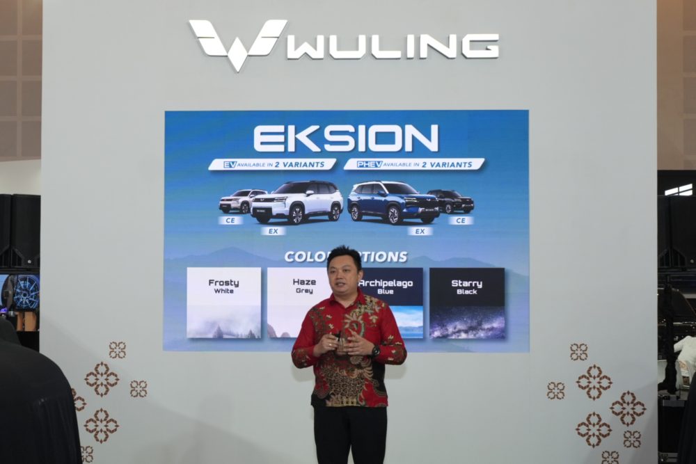 Wuling Eksion dipasarkan dalam varian CE dan EX baik untuk EV maupun Plug in Hybrid. Untuk pilihan warna tersedia dalam Archipelago Blue Haze Grey Frosty White dan Starry Black 1000x667