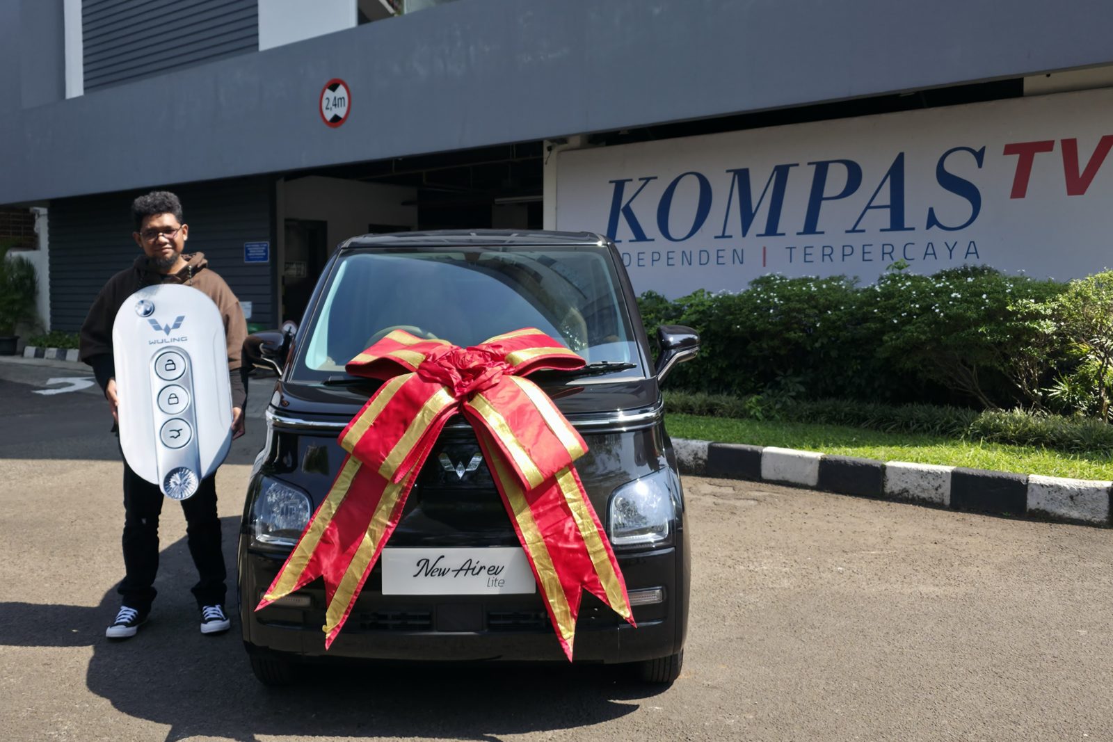 Image Wuling New Air ev Lite Becomes the Grand Prize of Stand Up Comedy Indonesia Season 12 Grand Final