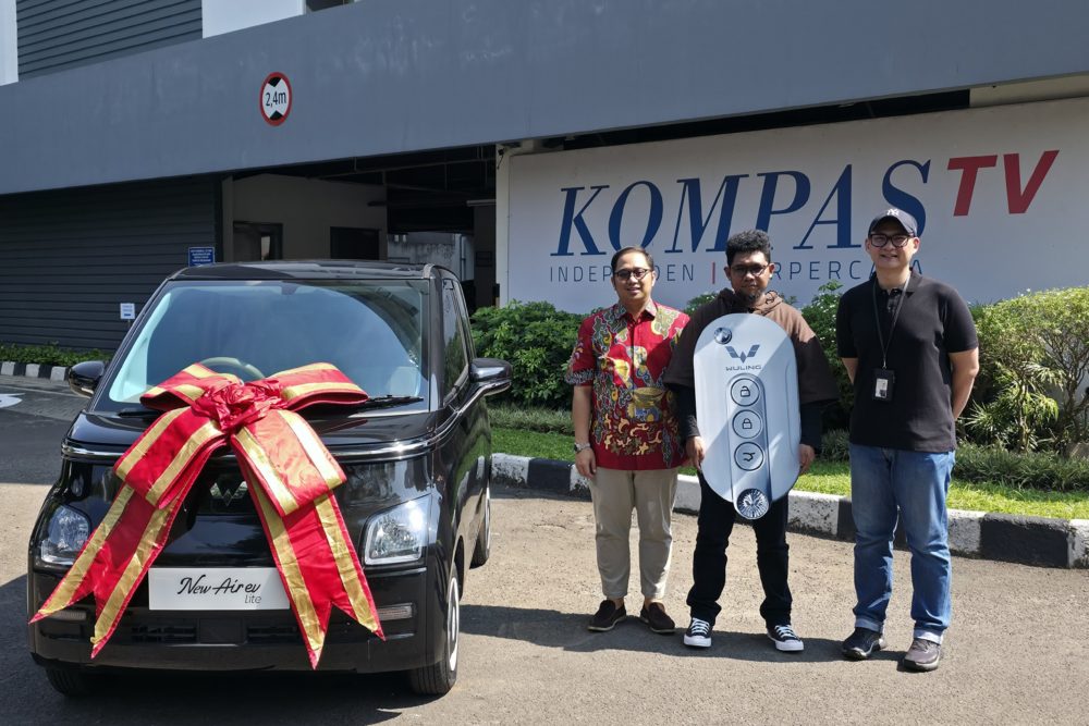 Wuling bersama KompasTV menyerahkan hadiah utama berupa 1 unit New Air ev Lite kepada pemenang Stand Up Comedy Indonesia SUCI Season 12 1000x667