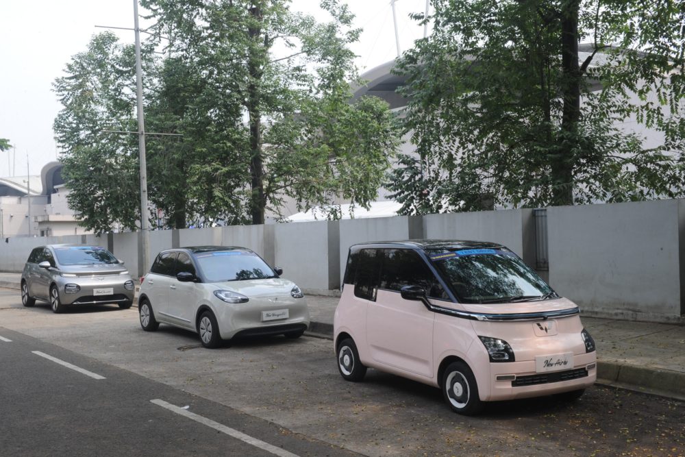 Wuling telah memasarkan berbagai lini kendaraan elektrifikasi di Indonesia dan seluruh lini produk Wuling EV diproduksi di pabrik Wuling di Cikarang Jawa Barat 1000x667