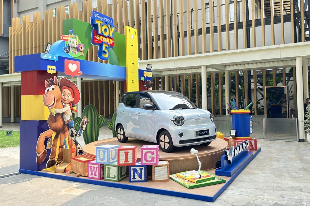 Wuling turut menjadi bagian dalam kampanye film Disney Pixar Toy Story 5 melalui kehadiran booth tematik yang menampilkan Wuling EV di Mall Central Park Jakarta. 1000x666