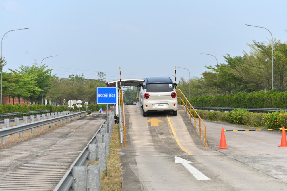 Aira ev turut dibekali beragam fitur keselamatan untuk memberikan rasa aman selama perjalanan 1000x666