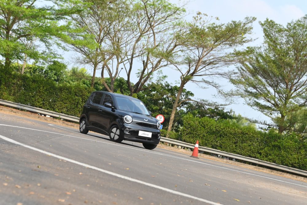 Berbekal dimensi body yang compact dan radius putar 4.5 meter membuat Aira ev lincah bermanuver 1000x667