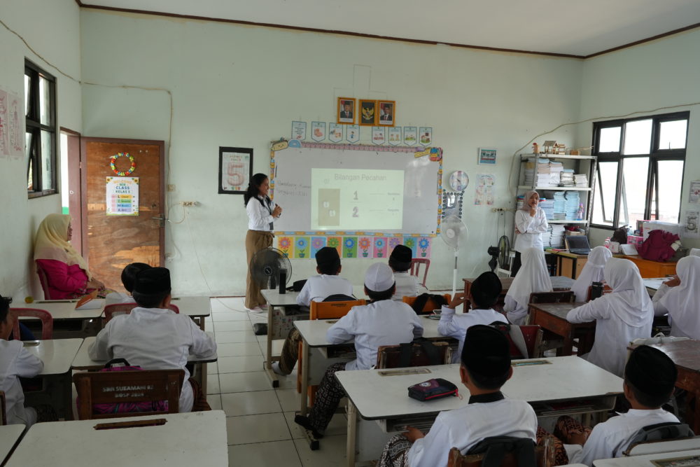 Wuling berpartisipasi langsung dalam mendukung proses belajar mengajar melalui One Day Teacher oleh para karyawan Wuling 1000x667