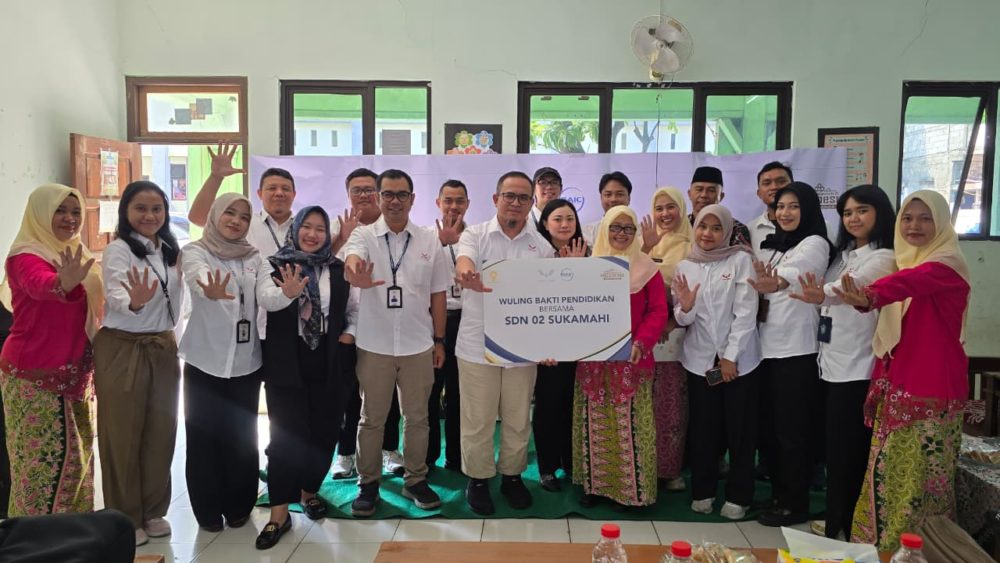 Wuling kembali menyalurkan bantuan fasilitas pendidikan kepada SDN 02 Sukamahi berupa meja guru dan lemari untuk ruangan kelas dan guru 1000x563